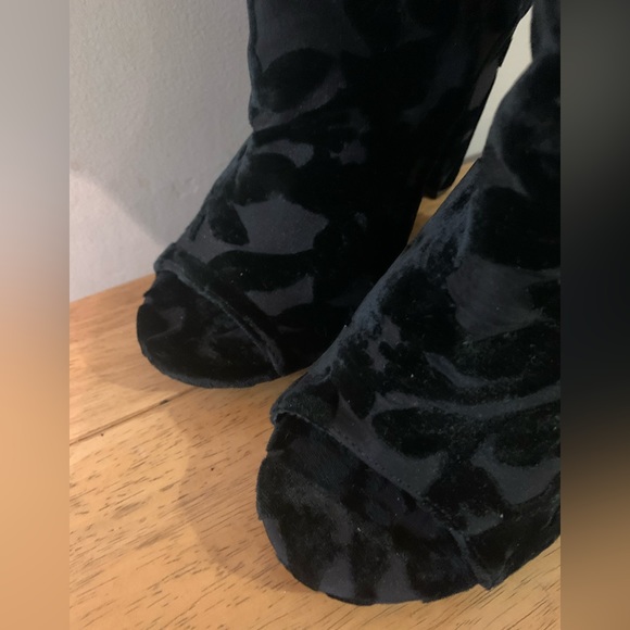 Torrid Black Floral Velvet Peep Toe Booties Black Heel Zip Up Size 8W - Picture 7 of 8